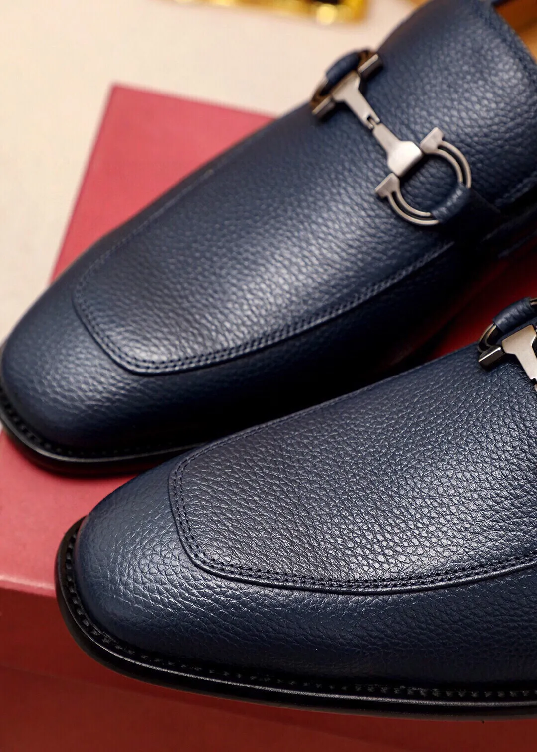 Men's shoes 💰480 💐 Product trademark: Ferragamo "Ferragamo" casual leather shoes Regular size: 38-44 (45🉑️customized) Product materials: Selected imported first-layer pebbled cowhide leather upper + luxury hardware buckle, imported water-dyed cowhide leather lining. Strong three-dimensional visual effect, original outsole Color: 3⃣️colors available